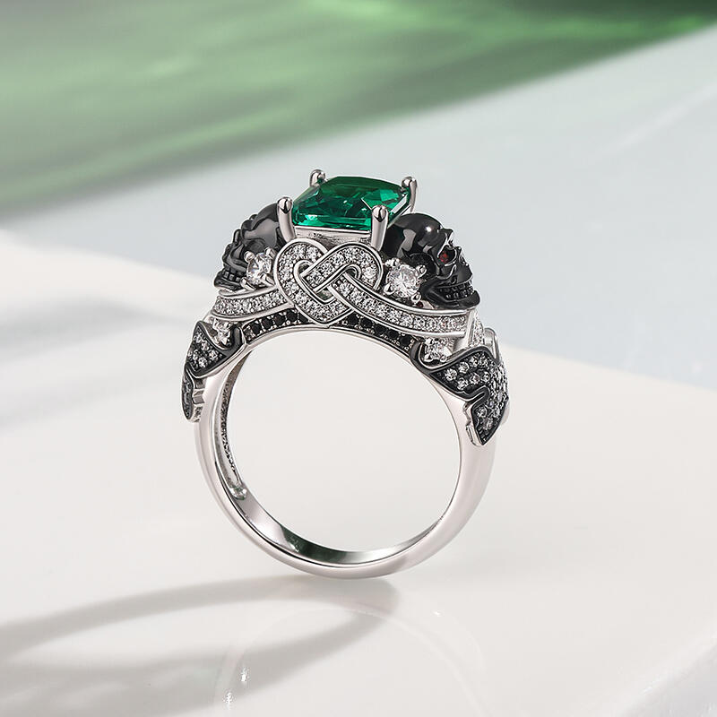 Jeulia Anillo de Plata de Ley Diseño Calavera y Mariposa con Corte Esmeralda