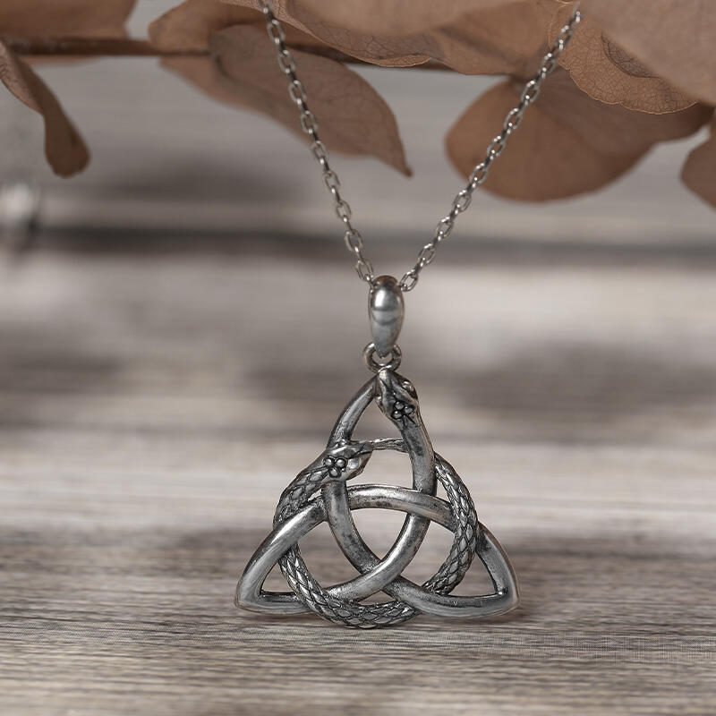 Jeulia "Verflochtene Schlangen mit Dreifaltigkeitsknoten" Sterling Silber Halskette