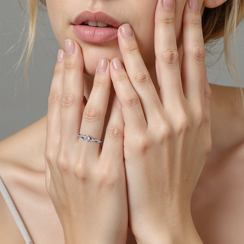 "Voller Zärtlichkeit" Verlobungsring 0,3 ct Rundschliff mit Seitensteinen