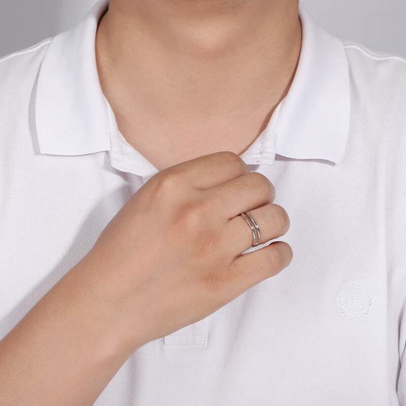 "Sanfte Berührung" geschwungener Herren-Ehering