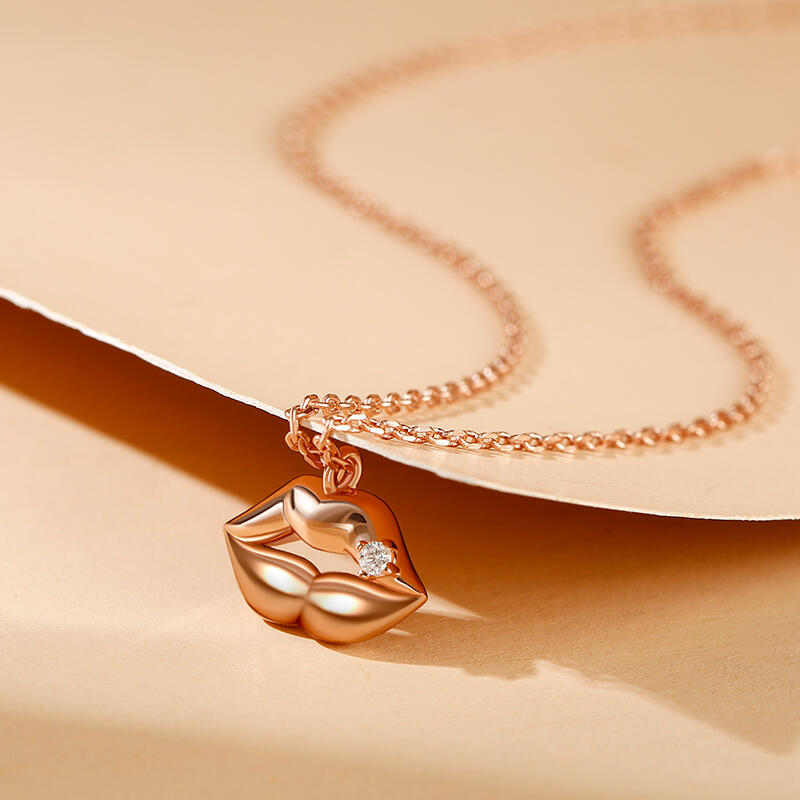 Jeulia "Kiss Me" Lips Sterling Silver Necklace