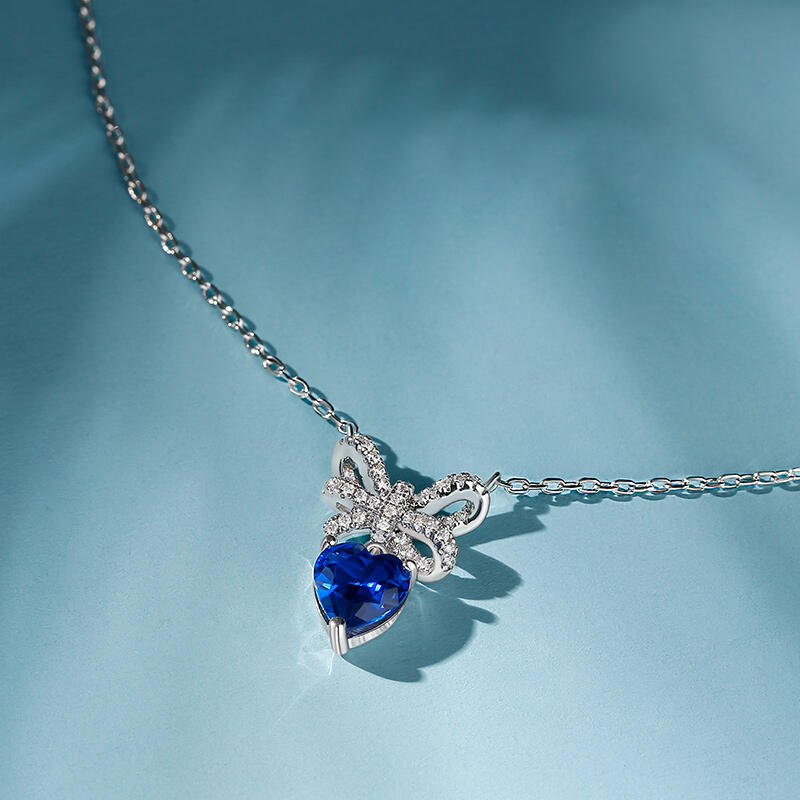 Jeulia Collar de plata de ley con colgante de corazón y pajarita