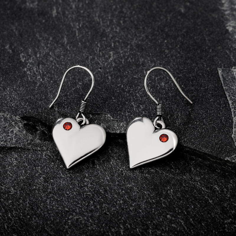 Jeulia Aretes de corazones con piedra roja de amor de plata