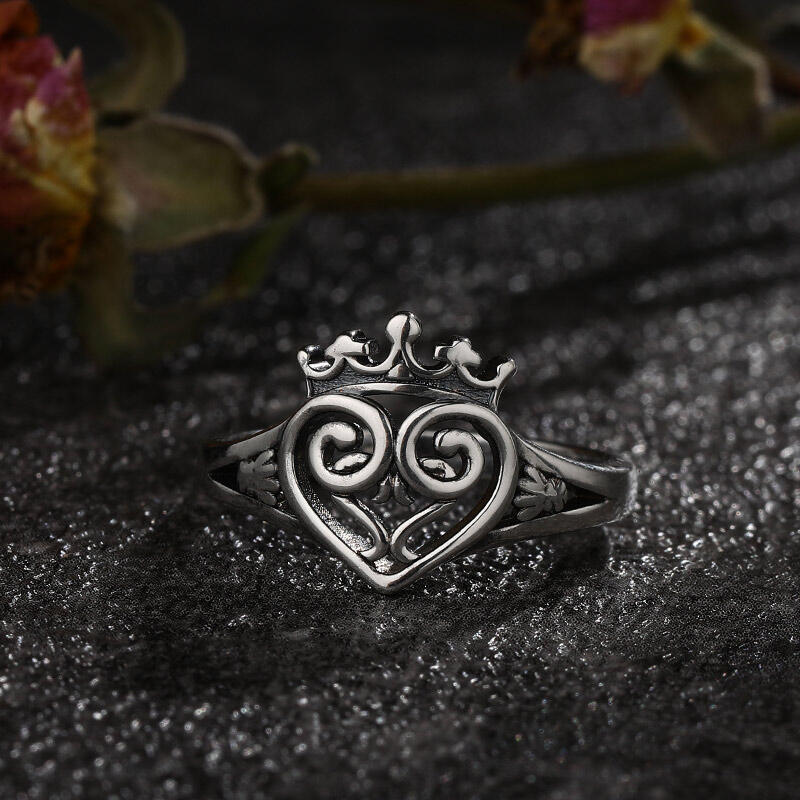 Jeulia "Love & Friendship" Sterling Silver Claddagh Ring