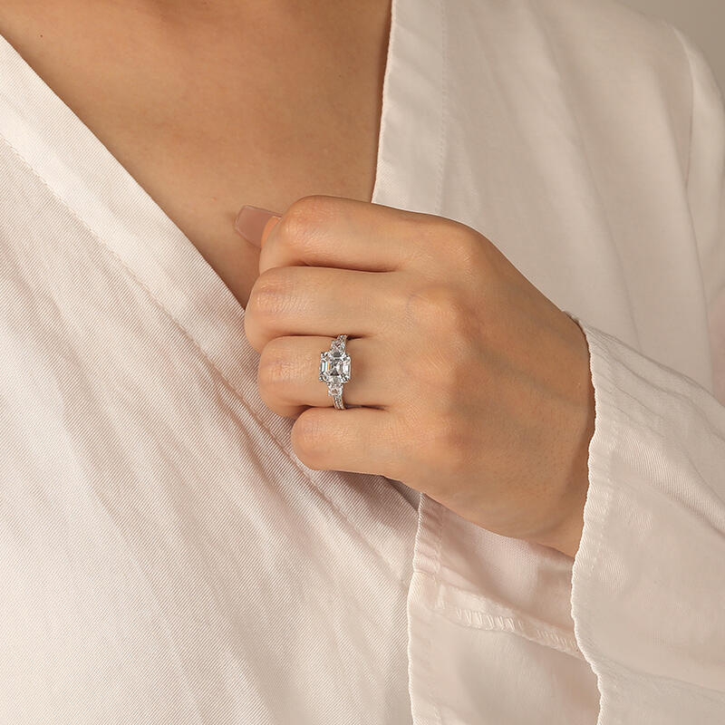 "Du Bist Mein Engel" 2.5 Karat Asscher-Schliff Drei-Stein-Verlobungsring