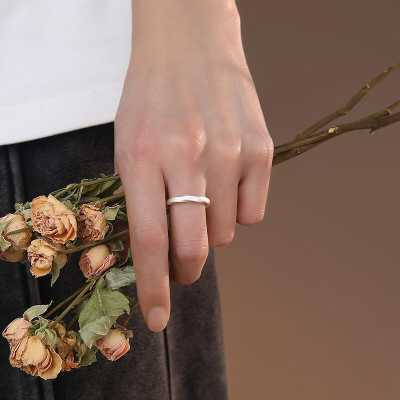 Jeulia Anillo Ajustable de Plata de Ley con Textura de Torsión y Acabado Mate para Hombres