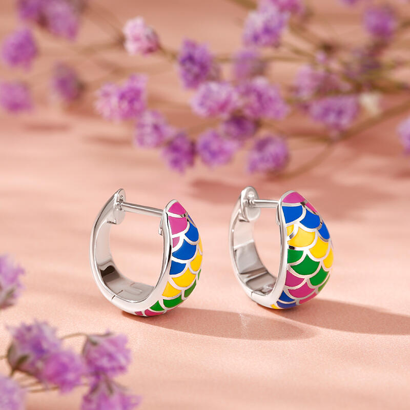 Jeulia Pendientes de patrón geométrico con esmalte multicolor de plata de ley