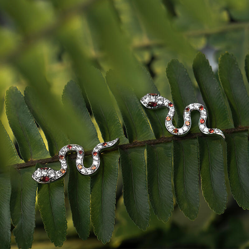 Jeulia "Rebirth" ormformade örhängen i sterlingsilver