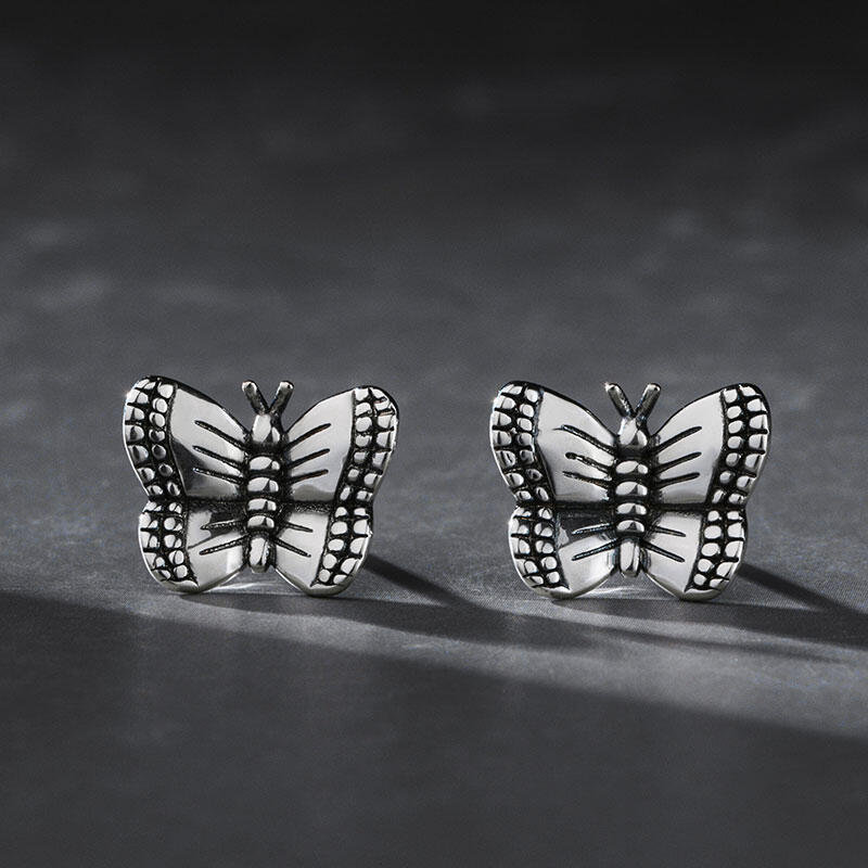 Jeulia Pendientes de botón de adorable mariposa de plata de ley