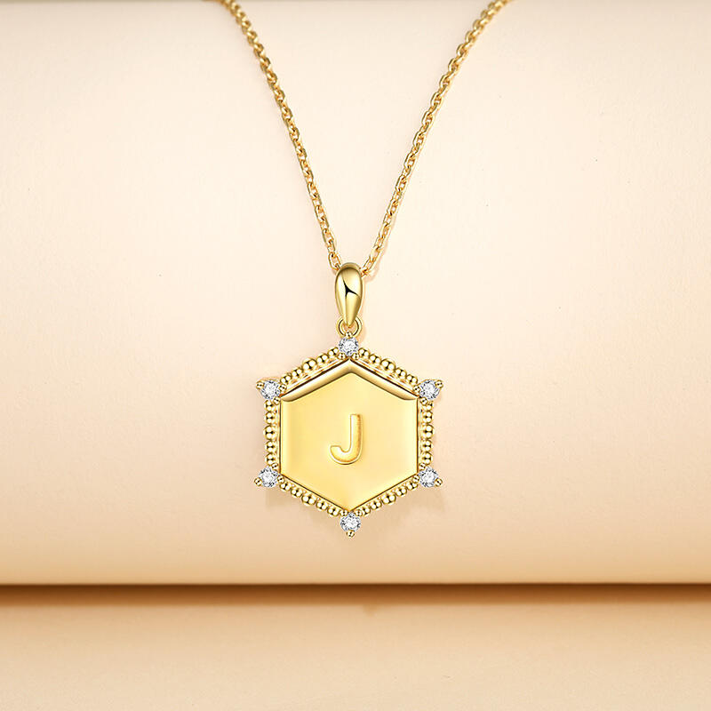 Jeulia Collar Personalizado de Plata de Ley con Placa de Letra de Sol Hexagonal Grabada