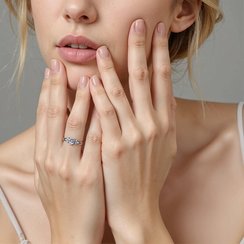 "Zwei Seelen Ein Herz" Verlobungsring 0,5 ct Herz-Schliff mit Seitensteinen