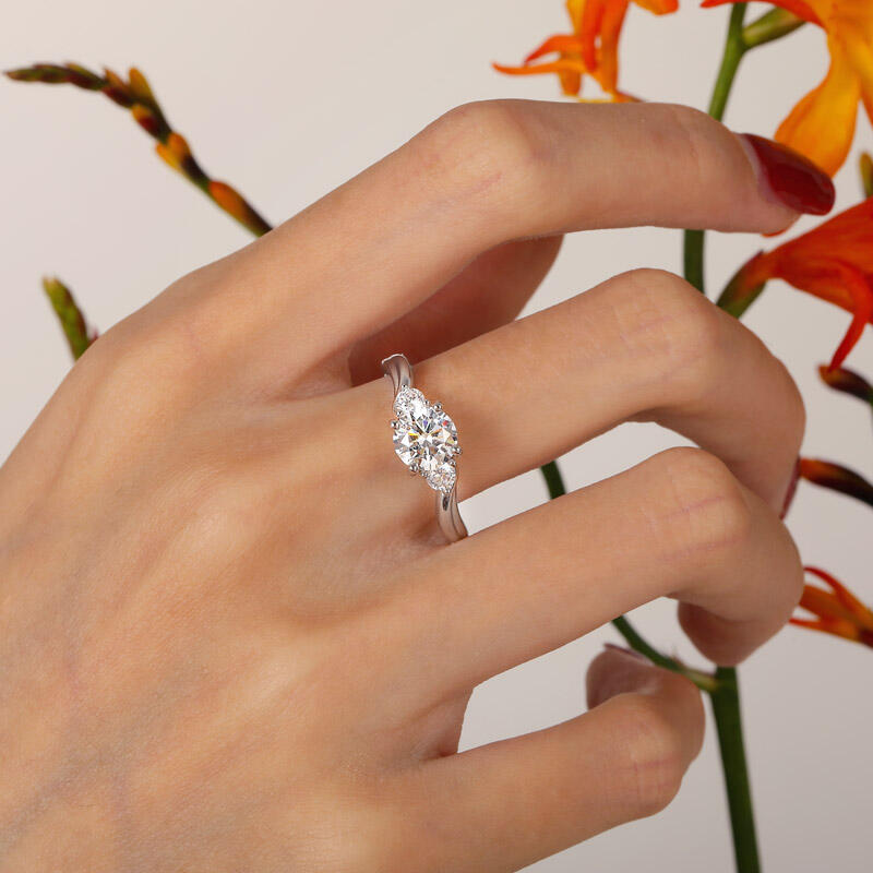 Jeulia Anillo de Compromiso Tres Piedras Redondo en Oro 10K/14K/18K y Platino
