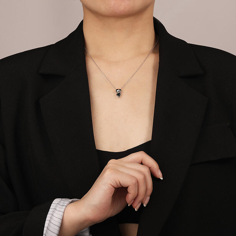 "Umarmung des Skeletts" Herzschliff Totenkopf Halskette