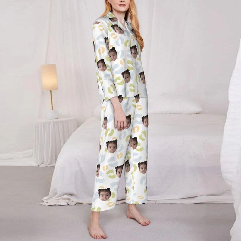 Personalisierte Pyjamas mit individuellem Kindergesicht und niedlichem Fußabdruck-Design perfektes Geschenk für Mama und Familie