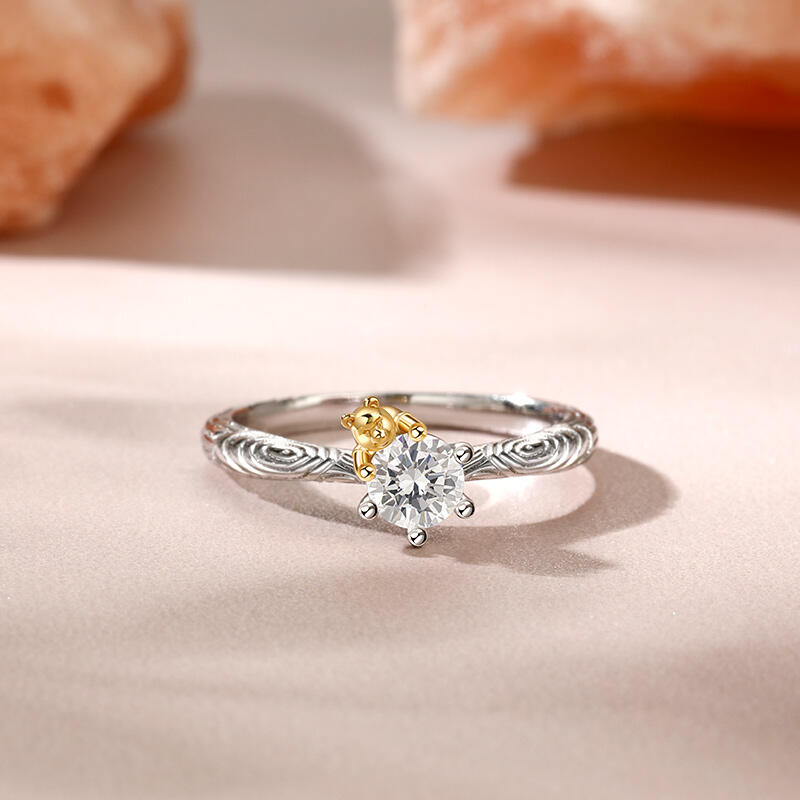 Jeulia Hug Me Anillo de Plata Esterlina Grano de Madera de Oso de Dibujos Animados de Corte Redondo