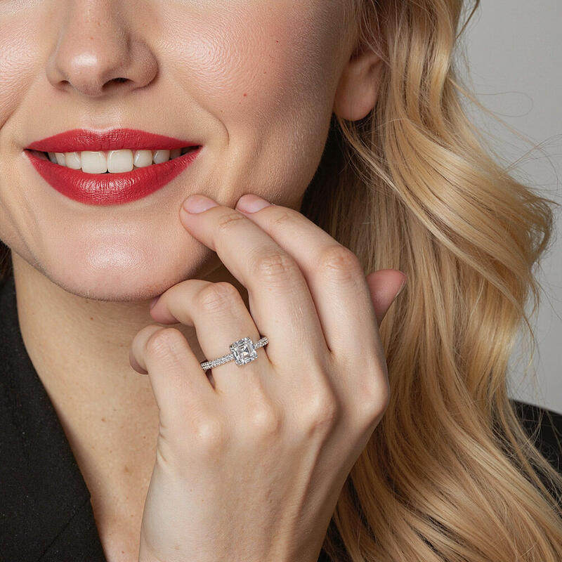 "Meine Königin" 2 Karat Asscher-Schliff Seitenstein-Verlobungsring