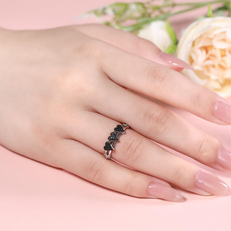 Jeulia Anillo con Dije Móvil de Corazón Negro en Plata Esterlina