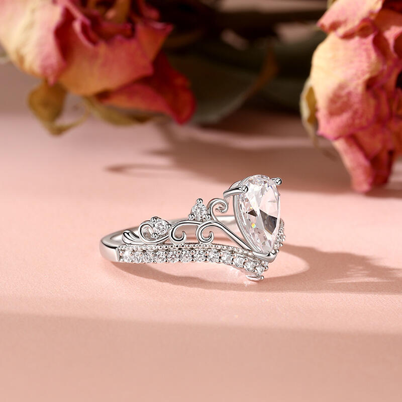 Jeulia Anillo de Plata de Ley con Corte de Pera y Diseño de Corona