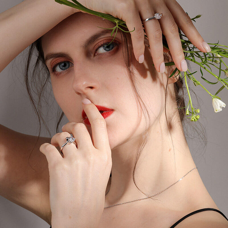 Jeulia Hug Me "Live in the Present" valp med runda snitt i sterlingsilver