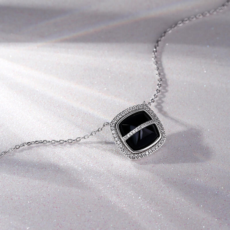 Jeulia Collar de plata de ley con piedra ónix negro