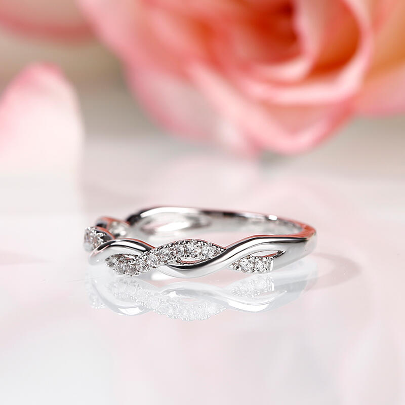 Jeulia Twist Round Cut Sterling Silver Band