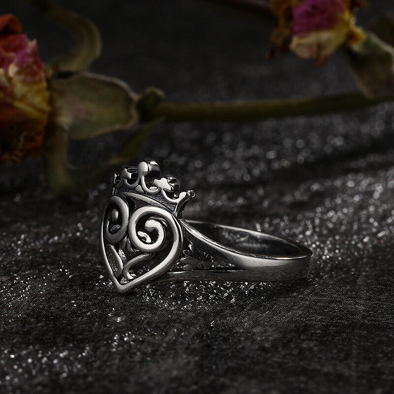 Jeulia "Love & Friendship" Sterling Silver Claddagh Ring