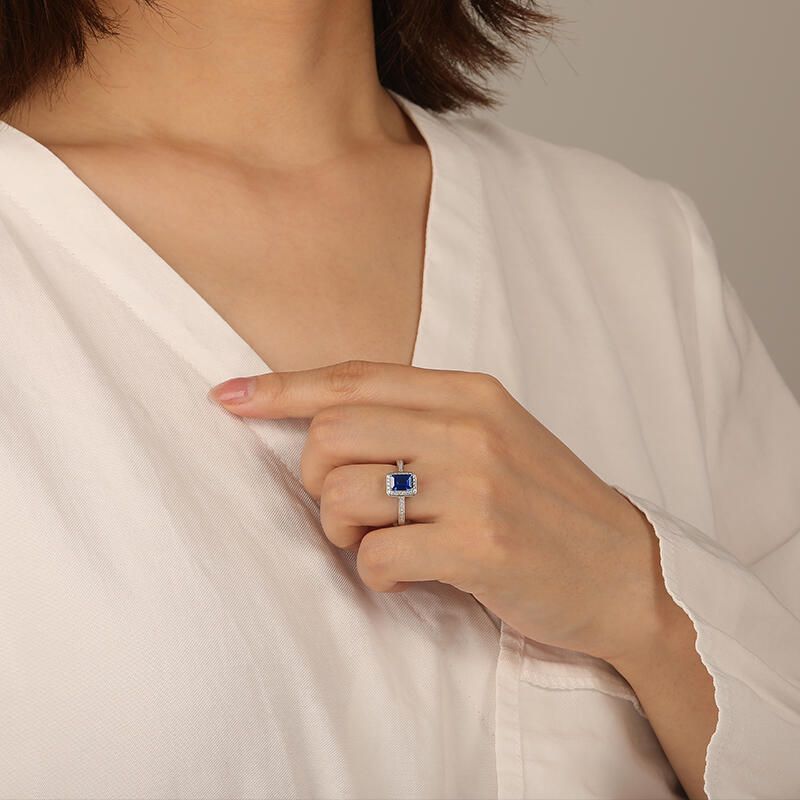 "Leidenschaftliches Flüstern" Smaragd-Schliff Halo-Verlobungsring