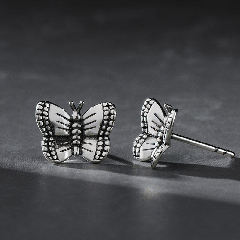Jeulia Pendientes de botón de adorable mariposa de plata de ley