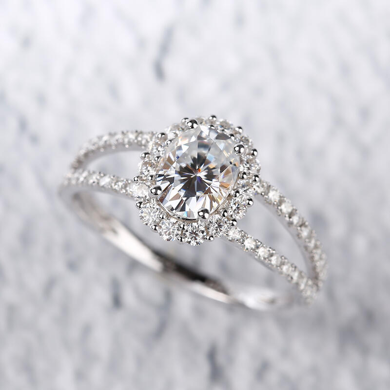 Jeulia Anillo de tallo dividido con halo de corte ovalado de plata de ley