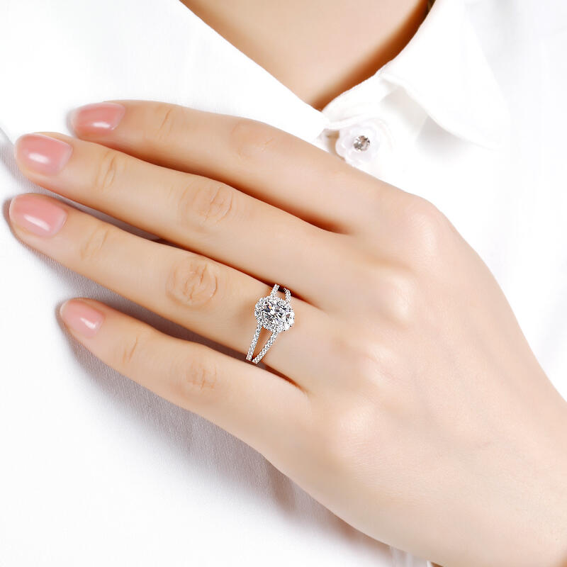 Jeulia Anillo de tallo dividido con halo de corte ovalado de plata de ley