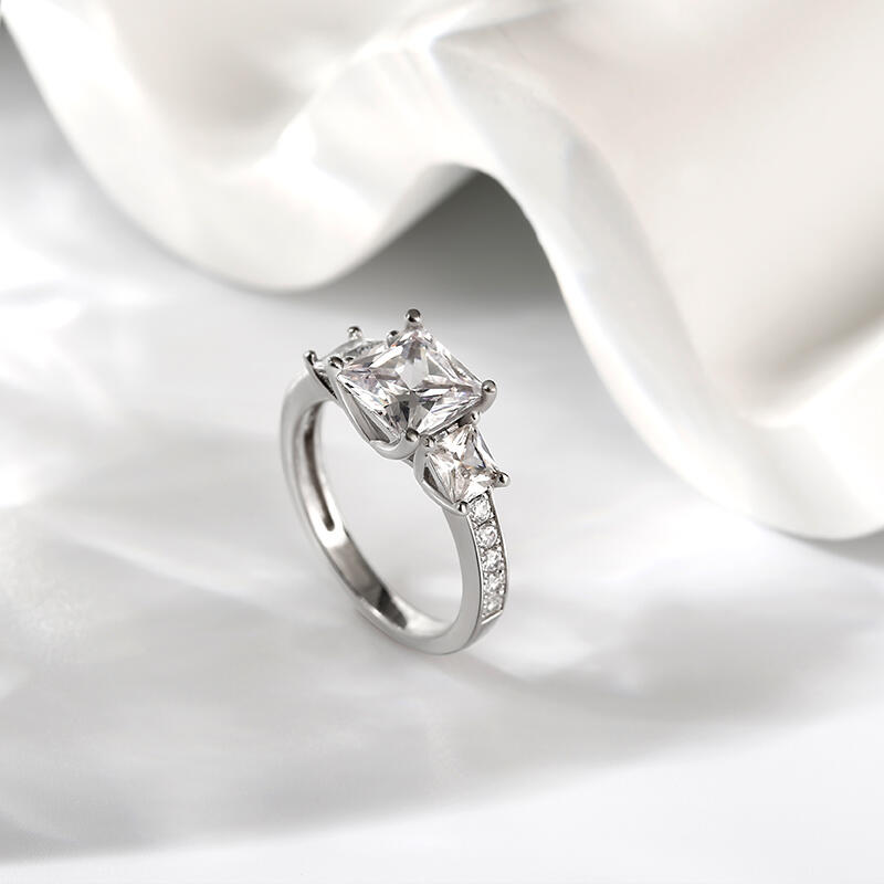 Jeulia Anillo Con Tres Piedras Simples De Talla Princesa En Plata De Ley