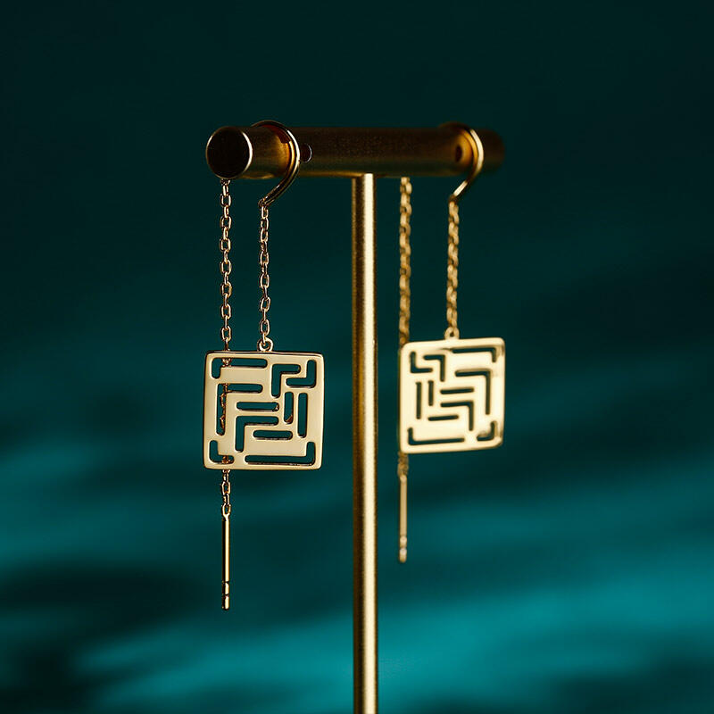 جوليا أقراط من الفضة الإسترليني على شكل بوصلة