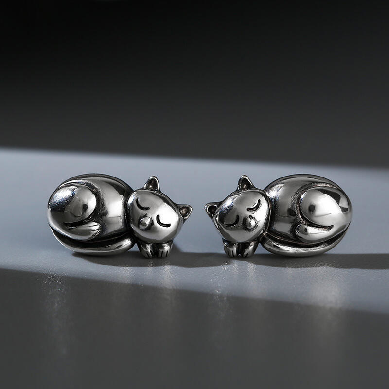 Jeulia Pendientes de botón de gatos de plata de ley
