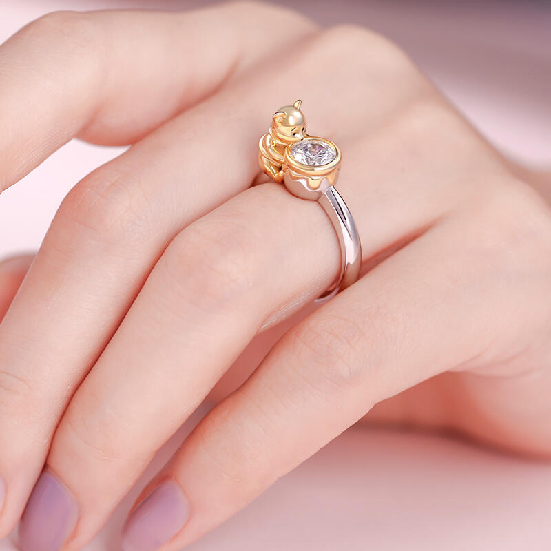 Jeulia Hug Me "Bear Holding Honey Pot" Round Cut Sterling Silver Ring