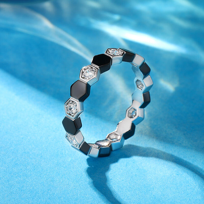 جوليا خاتم السيدات تصميم كرة القدم من الفضة الإسترليني "الحب غير المشروط"