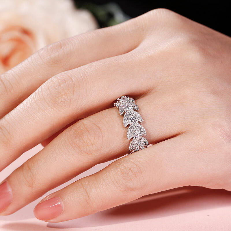 Jeulia "Ears of Wheat" Round Cut Sterling Silver Women's Band