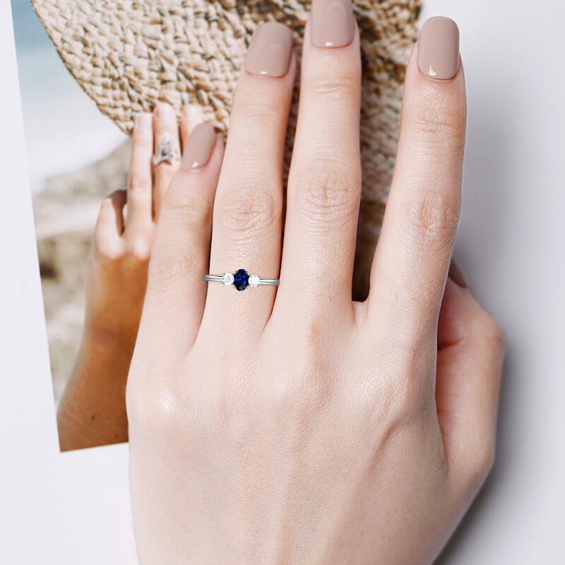 "Hüter des Geheimnisses" Verlobungsring mit drei ovalen Steinen