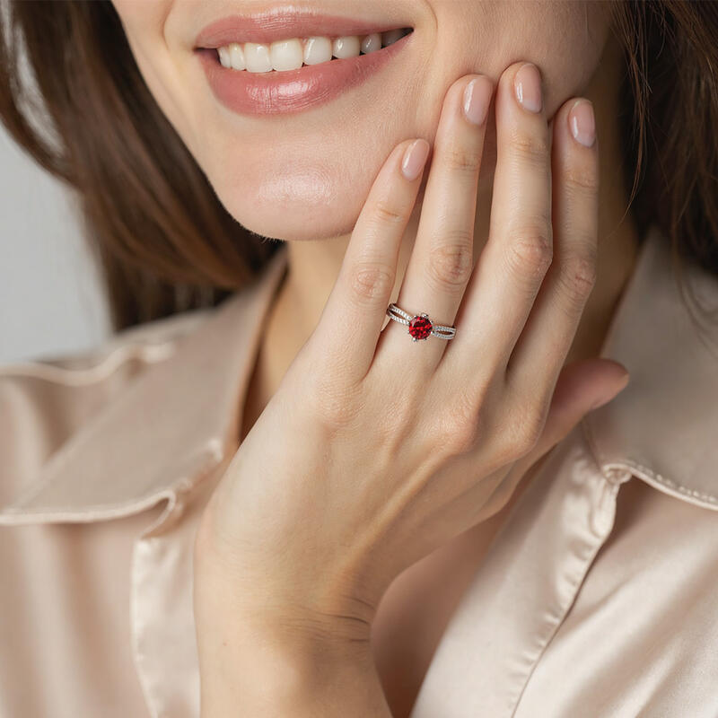 "Verfolge deinen Duft" Rundschliff Verlobungsring mit Seitensteinen