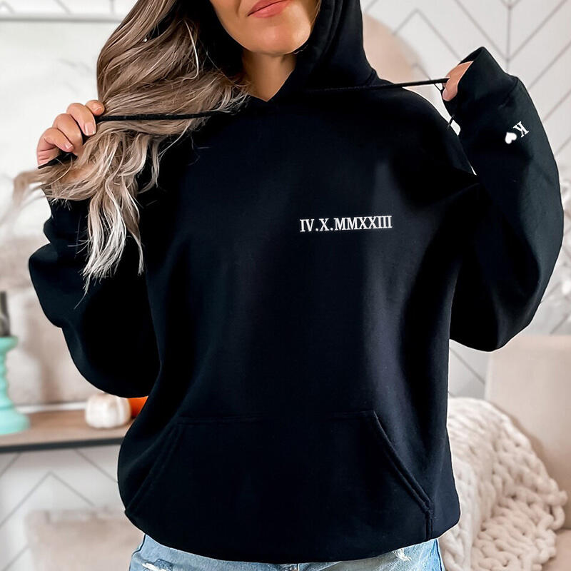 Sweat à capuche personnalisé avec date et initiale brodées en chiffres romains latéraux Parfait pour un anniversaire de couple