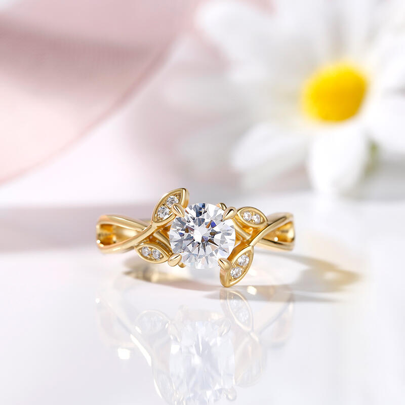 Srebrny Pierścionek z Motywem Liści o Okrągłym Szlifie