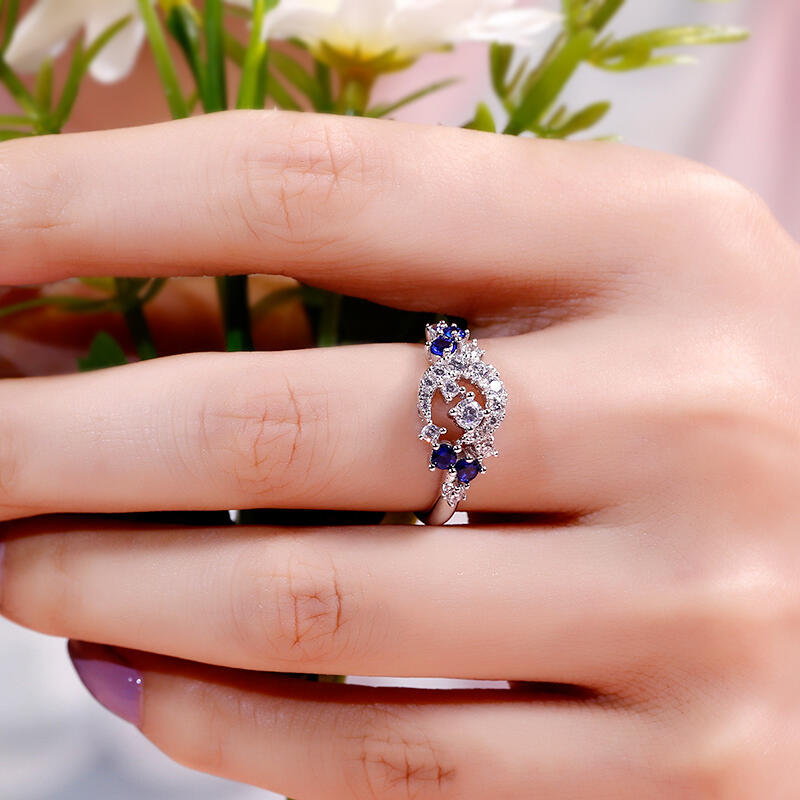 Jeulia Anillo de plata de ley con corte redondo y diseño de luna