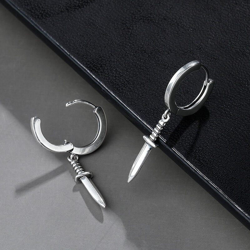 Jeulia Pendientes colgantes con diseño de puñal de plata de ley