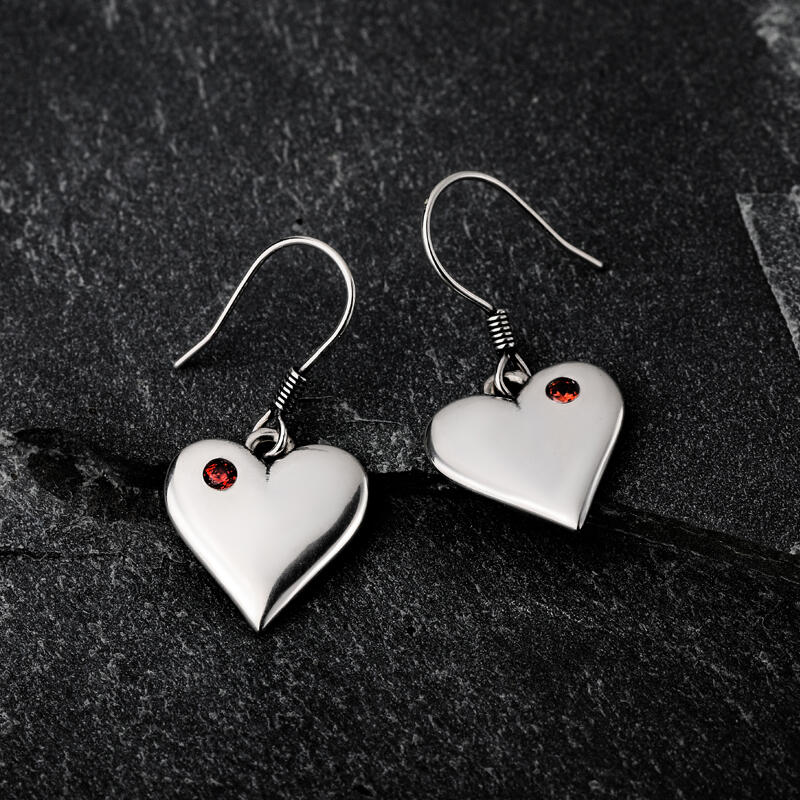 Jeulia Aretes de corazones con piedra roja de amor de plata
