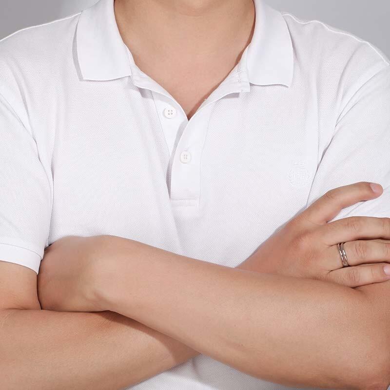 "Sanfte Berührung" geschwungener Herren-Ehering