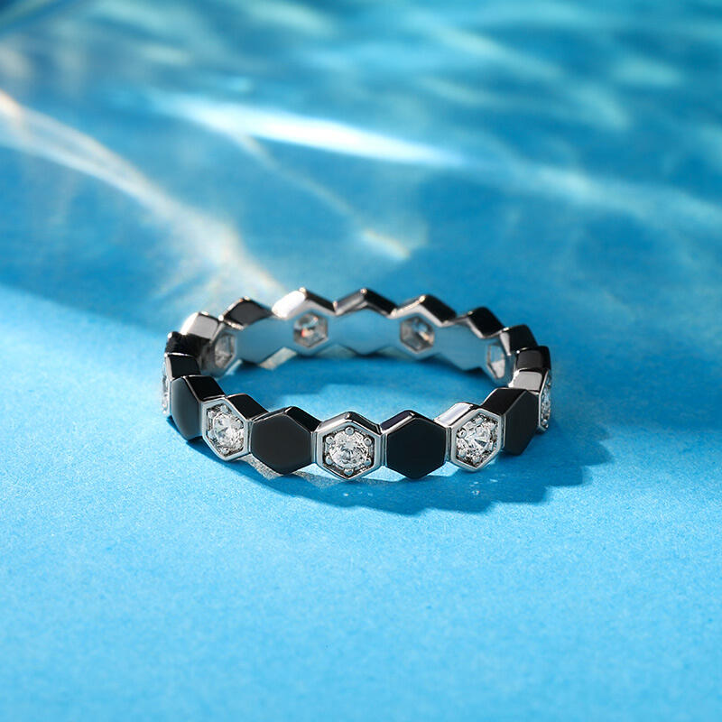 جوليا خاتم السيدات تصميم كرة القدم من الفضة الإسترليني "الحب غير المشروط"