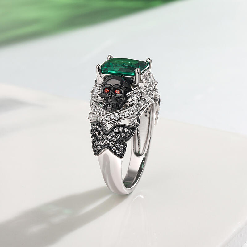 Jeulia Anillo de Plata de Ley Diseño Calavera y Mariposa con Corte Esmeralda