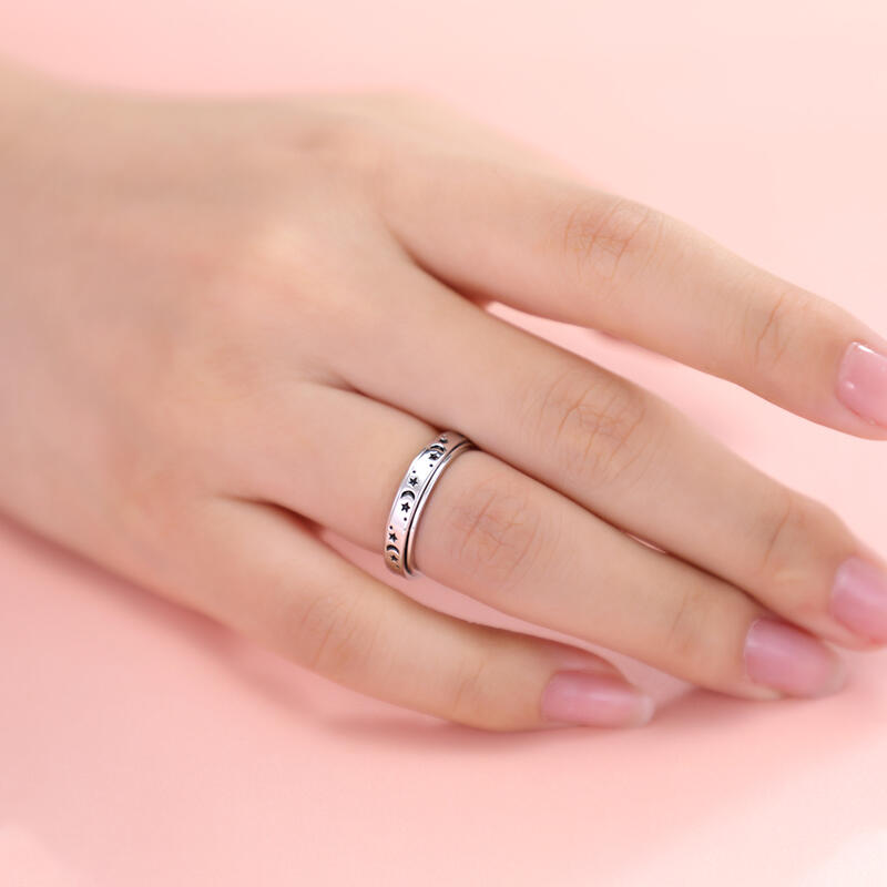 جوليا سوار نسائي بتصميم ستارز آند مون من الفضة الإسترليني قابل للدوران