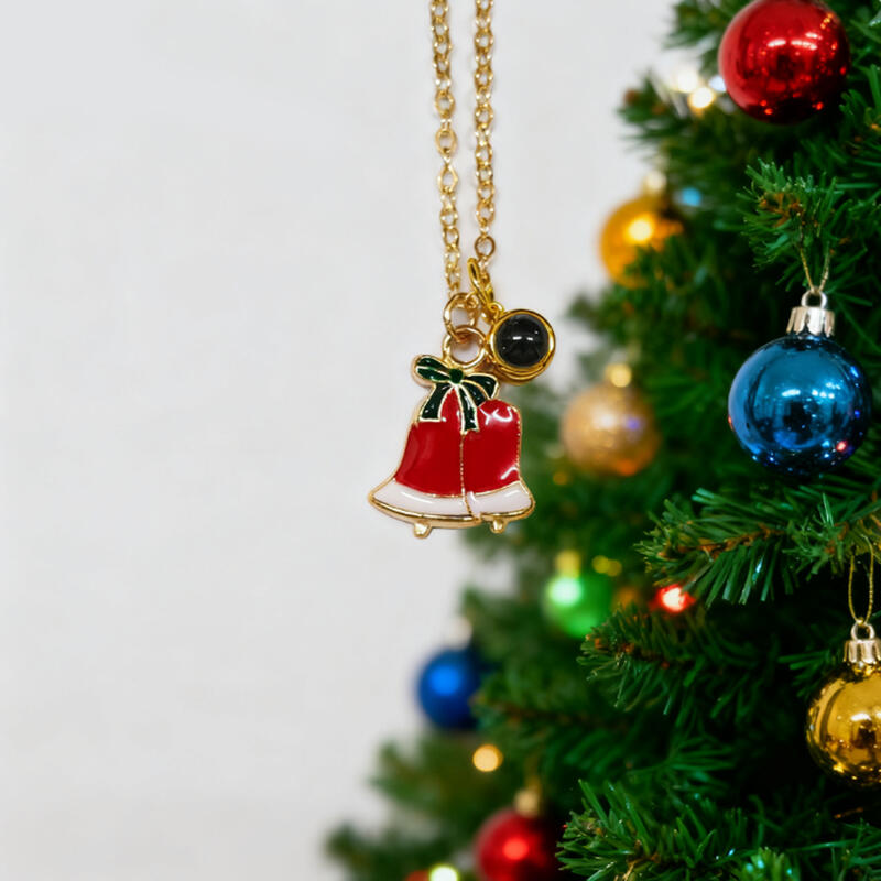 Personlig julklocka med projektionsbildhalsband som julklapp till flickor