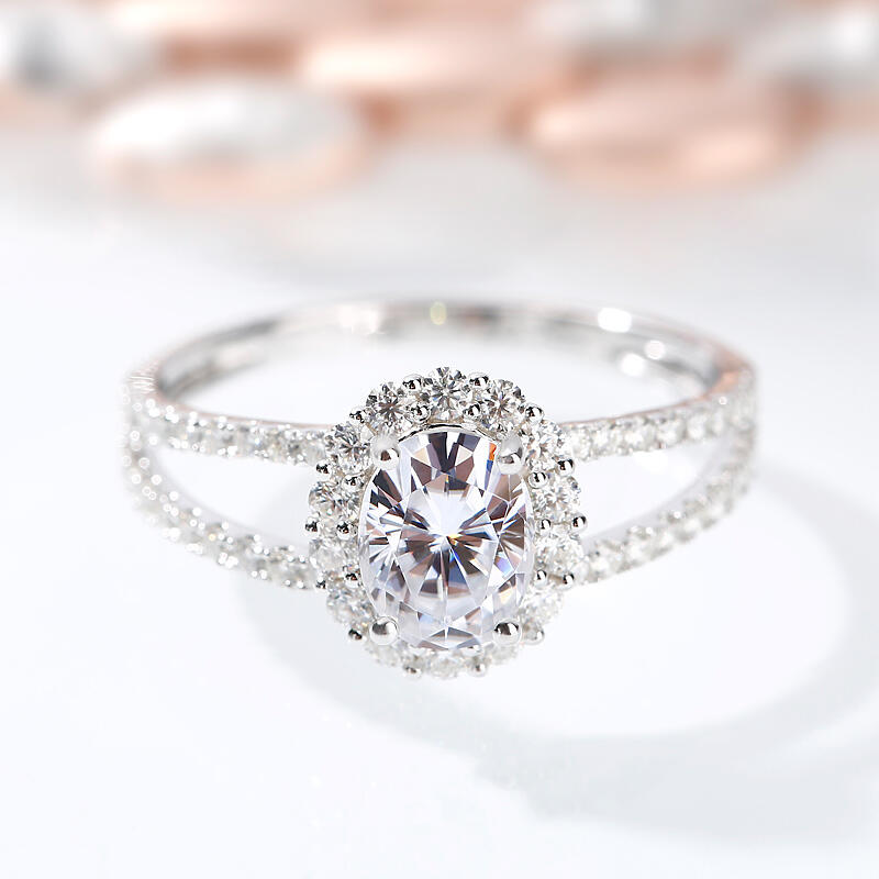 Jeulia Anillo de tallo dividido con halo de corte ovalado de plata de ley