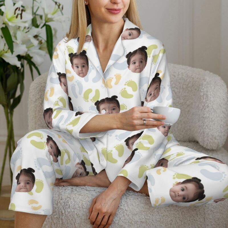 Personalisierte Pyjamas mit individuellem Kindergesicht und niedlichem Fußabdruck-Design perfektes Geschenk für Mama und Familie
